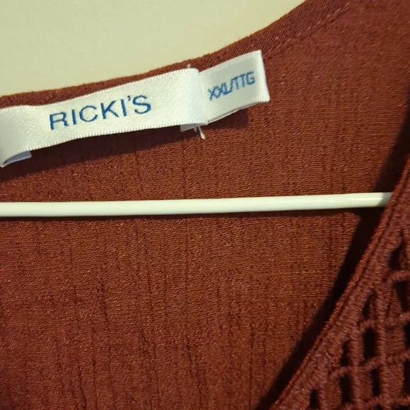 Ricki's sleeveless top - Picture 2 of 2